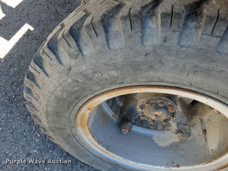 image for item KY9153 1983 Ford F600  flatbed truck