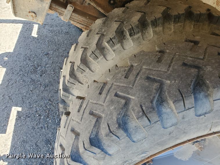 image for item KY9153 1983 Ford F600  flatbed truck