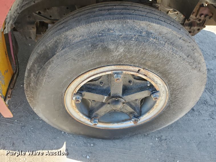 image for item KY9153 1983 Ford F600  flatbed truck