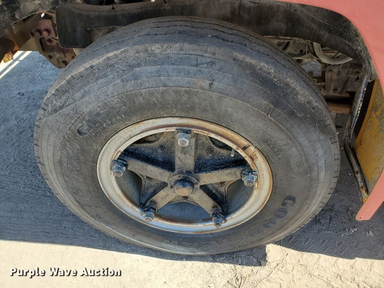 image for item KY9153 1983 Ford F600  flatbed truck