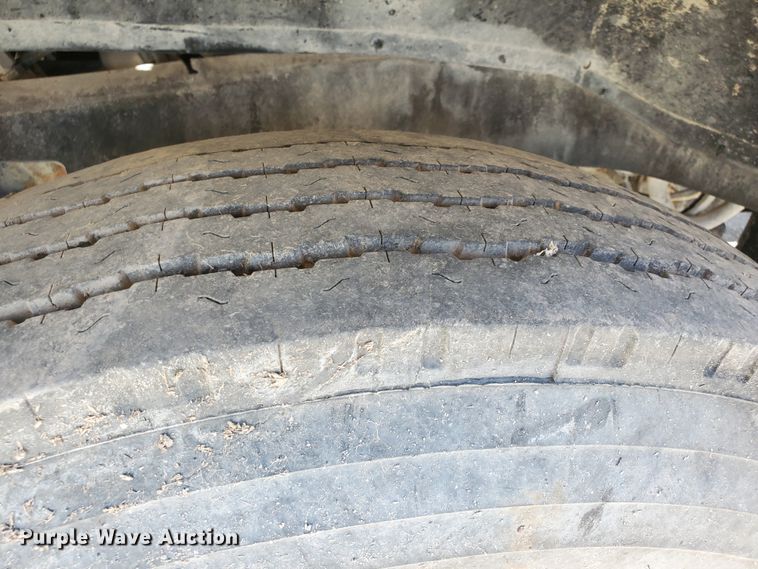 image for item KY9153 1983 Ford F600  flatbed truck