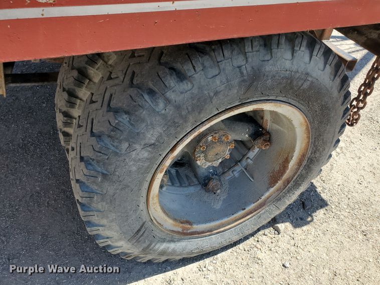 image for item KY9153 1983 Ford F600  flatbed truck