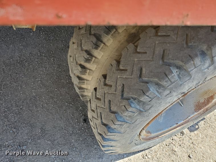 image for item KY9153 1983 Ford F600  flatbed truck