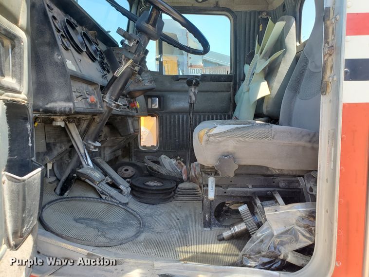 image for item KY9154 1996 Kenworth T800  semi truck