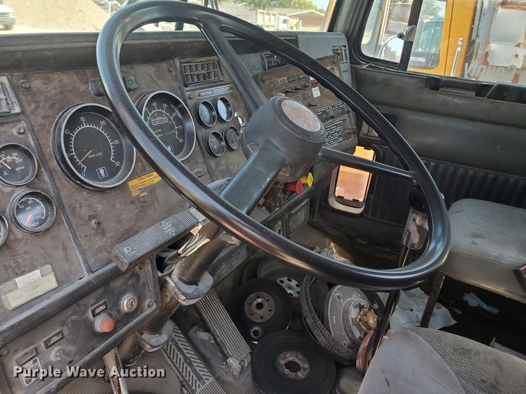 image for item KY9154 1996 Kenworth T800  semi truck