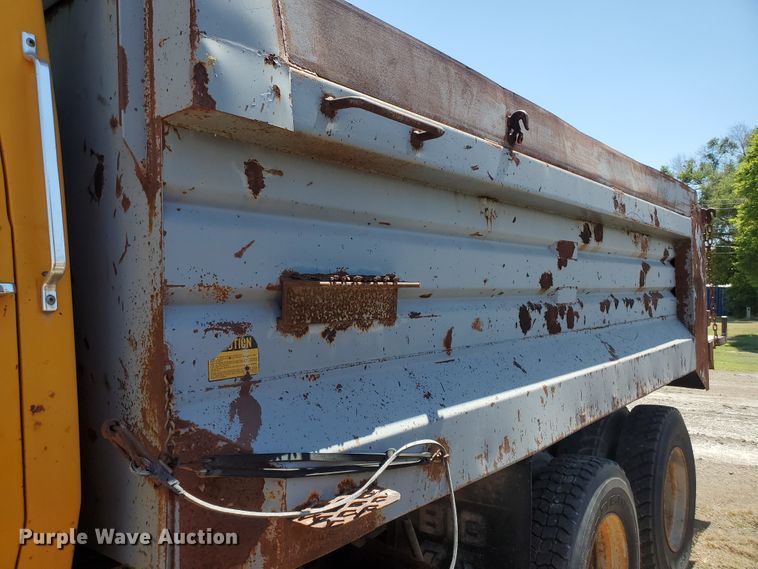 image for item KY9155 1985 Ford LN8000  dump truck