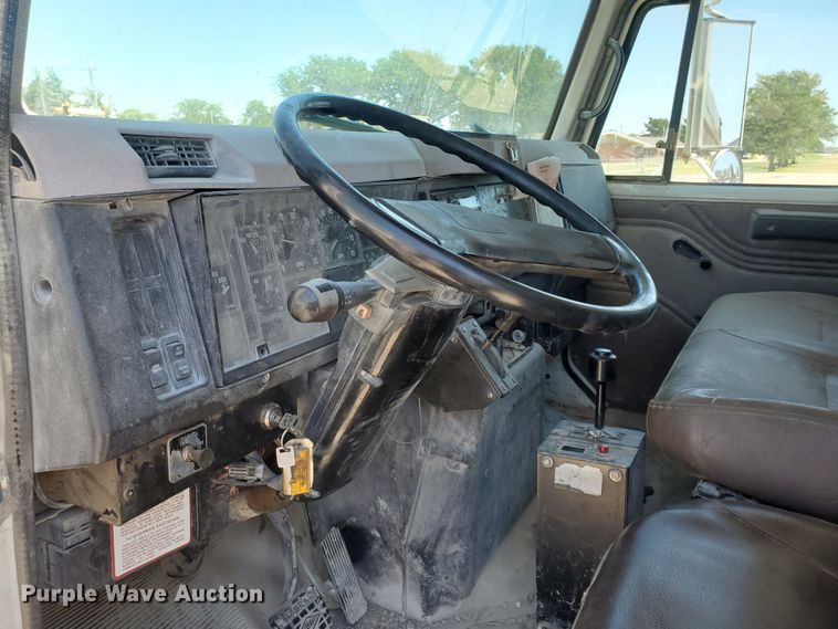 image for item KY9159 1997 International 4900  dump truck