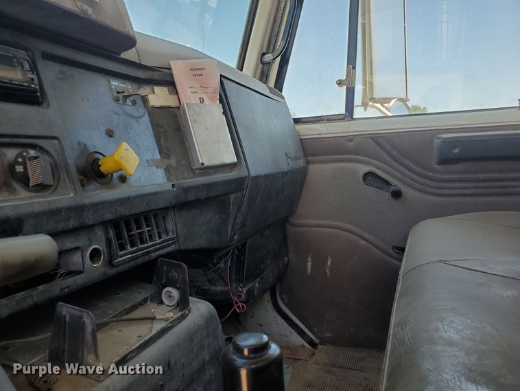 image for item KY9159 1997 International 4900  dump truck