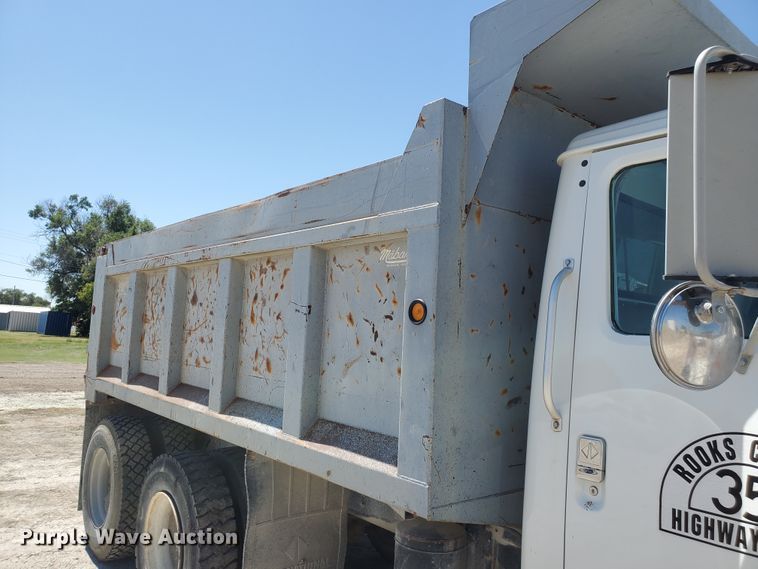 image for item KY9159 1997 International 4900  dump truck