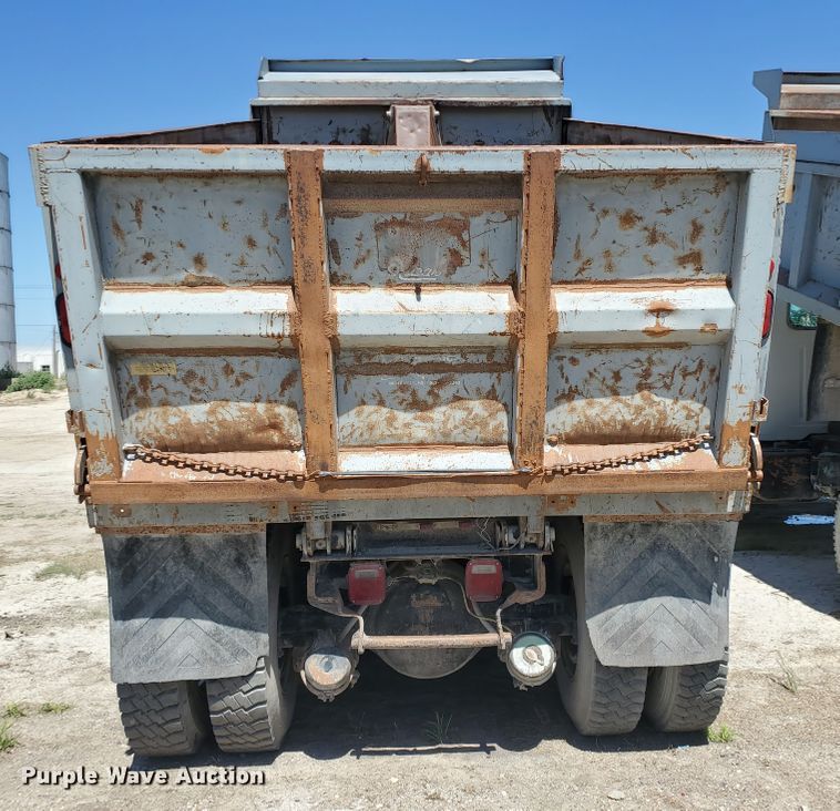 image for item KY9160 1997 International 4900  dump truck