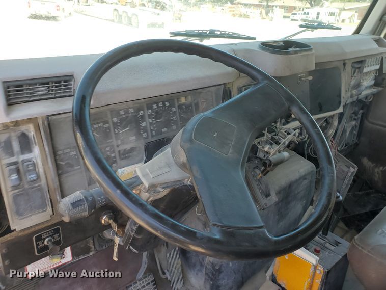 image for item KY9160 1997 International 4900  dump truck