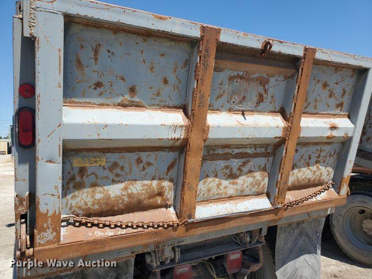 image for item KY9160 1997 International 4900  dump truck