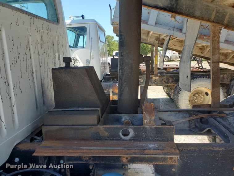 image for item KY9160 1997 International 4900  dump truck