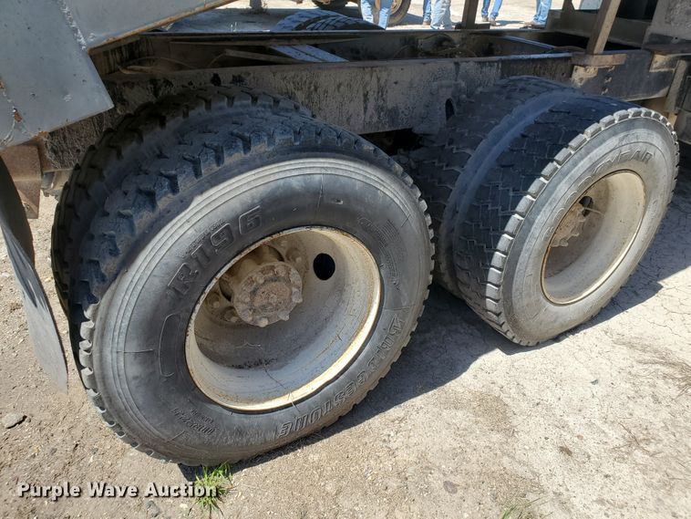 image for item KY9160 1997 International 4900  dump truck