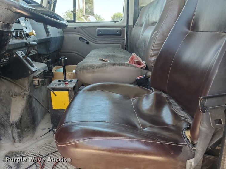 image for item KY9161 1997 International 4900  dump truck