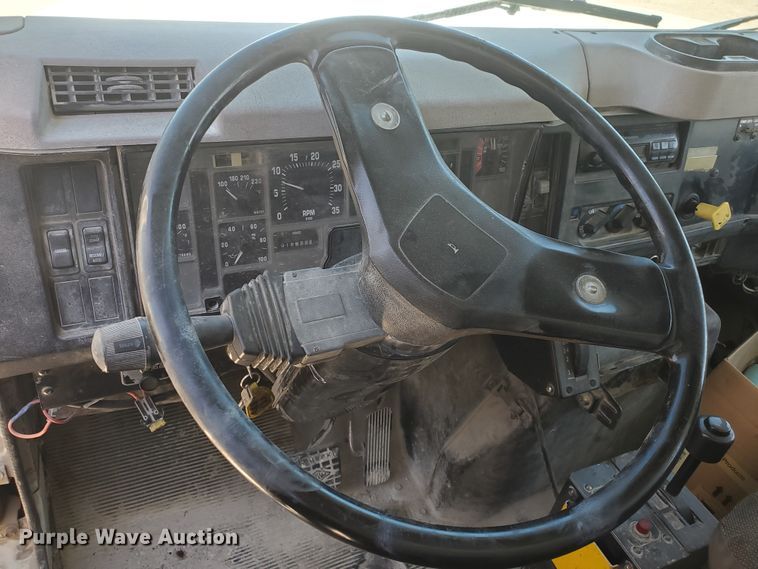 image for item KY9161 1997 International 4900  dump truck