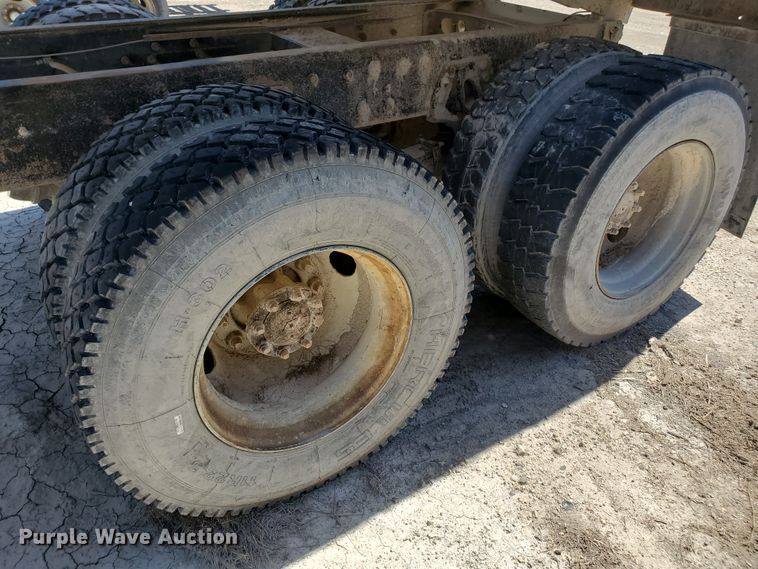 image for item KY9161 1997 International 4900  dump truck