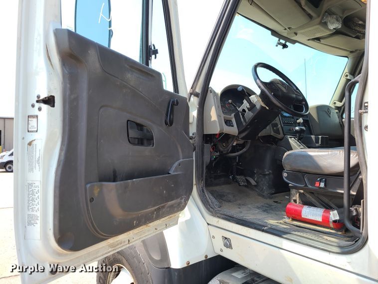 image for item DI6105 2012 International WorkStar 7500  crane truck