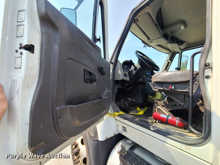 image for item DI6107 2012 International WorkStar 7500  crane truck