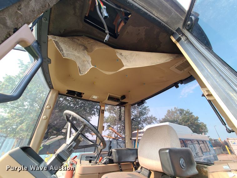 image for item DI6187 1994 John Deere 7200  tractor