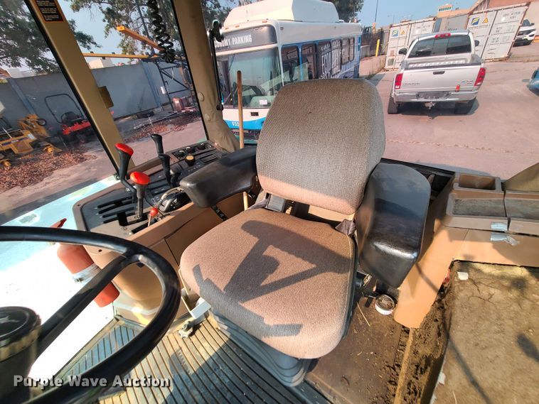 image for item DI6187 1994 John Deere 7200  tractor