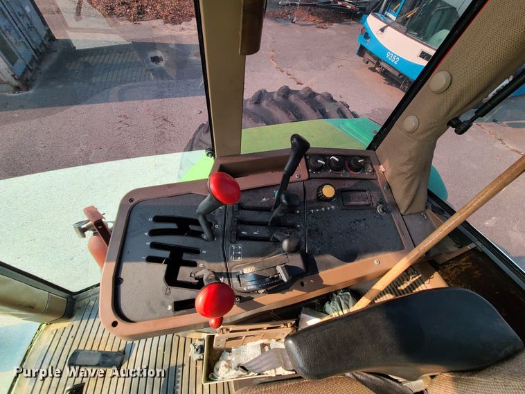 image for item DI6187 1994 John Deere 7200  tractor