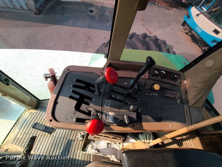 image for item DI6187 1994 John Deere 7200  tractor