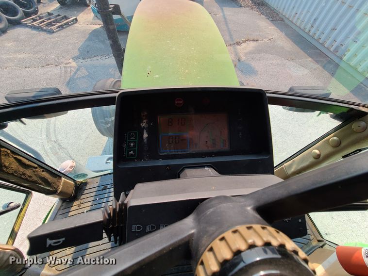 image for item DI6187 1994 John Deere 7200  tractor