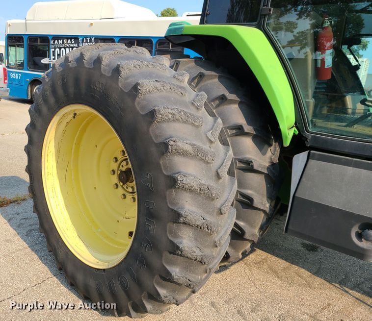 image for item DI6187 1994 John Deere 7200  tractor