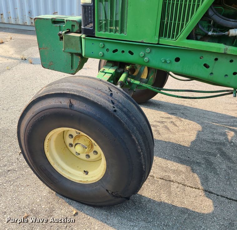 image for item DI6187 1994 John Deere 7200  tractor