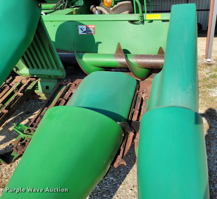 image for item BY9429 John Deere 893  corn head