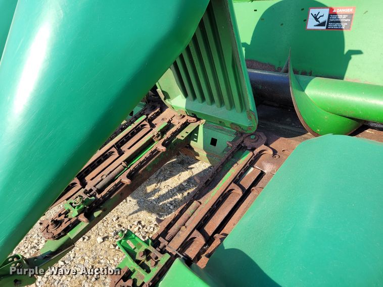 image for item BY9429 John Deere 893  corn head