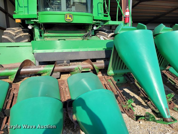 image for item BY9429 John Deere 893  corn head