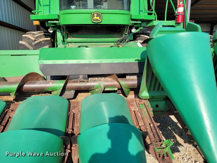 image for item BY9429 John Deere 893  corn head