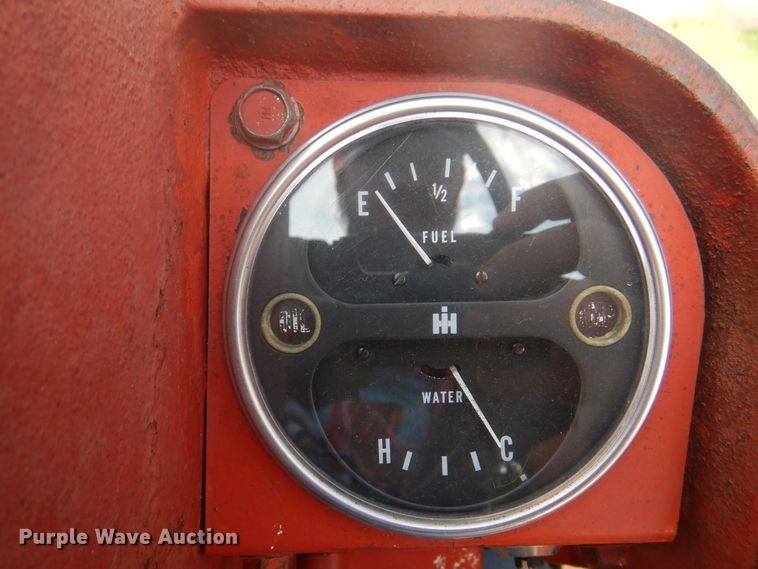 image for item DI5281 1964 Farmall 706  tractor