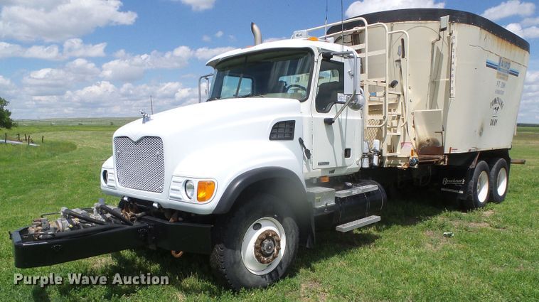 image for item DI5621 2005 Mack CV713 Granite  feed mixer truck