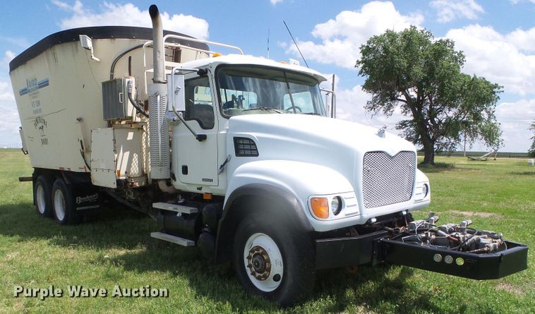 image for item DI5621 2005 Mack CV713 Granite  feed mixer truck