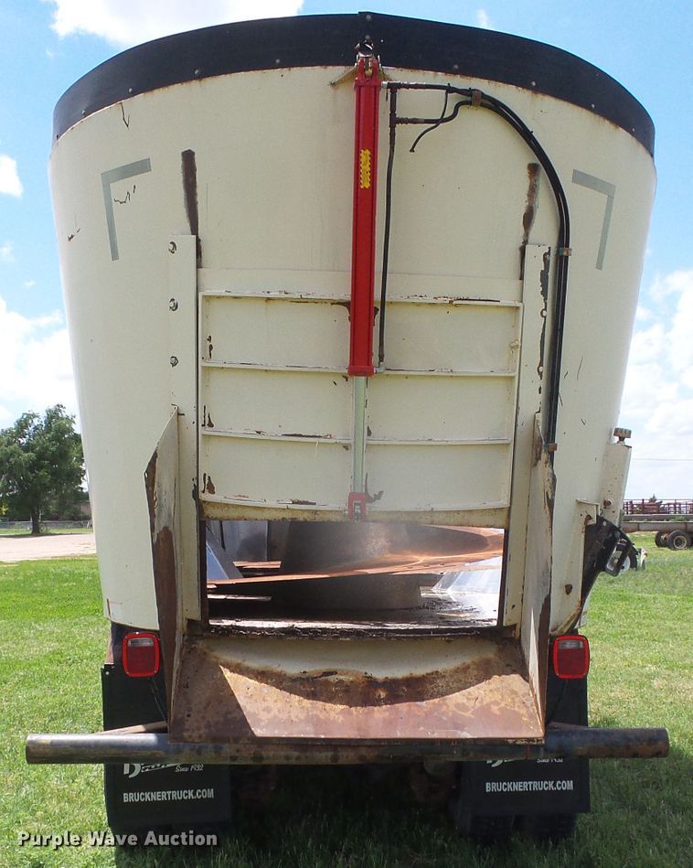 image for item DI5621 2005 Mack CV713 Granite  feed mixer truck