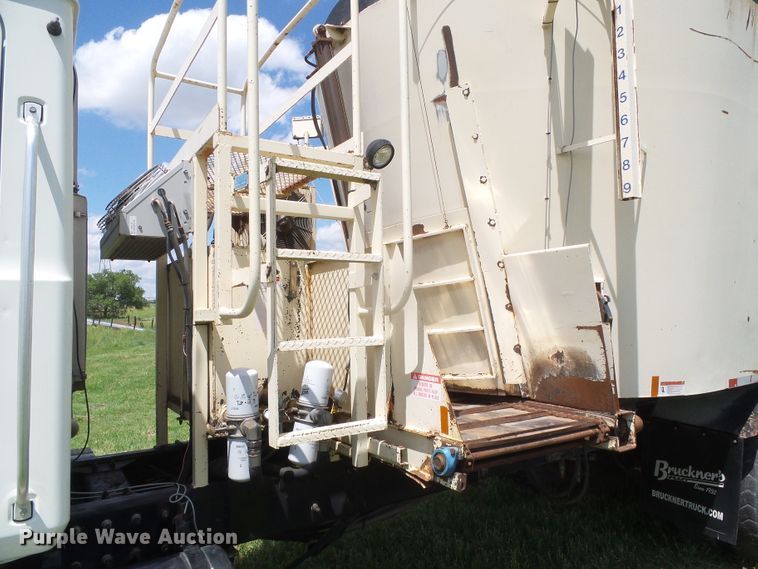 image for item DI5621 2005 Mack CV713 Granite  feed mixer truck