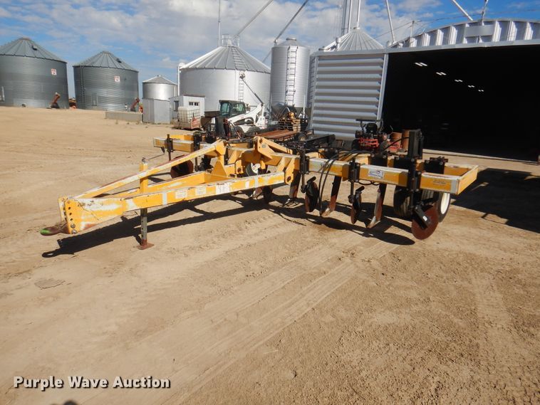 image for item DI5698 1997 Agri Products 77117S6R  in-line ripper