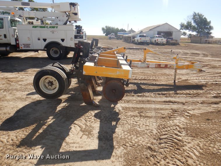 image for item DI5698 1997 Agri Products 77117S6R  in-line ripper