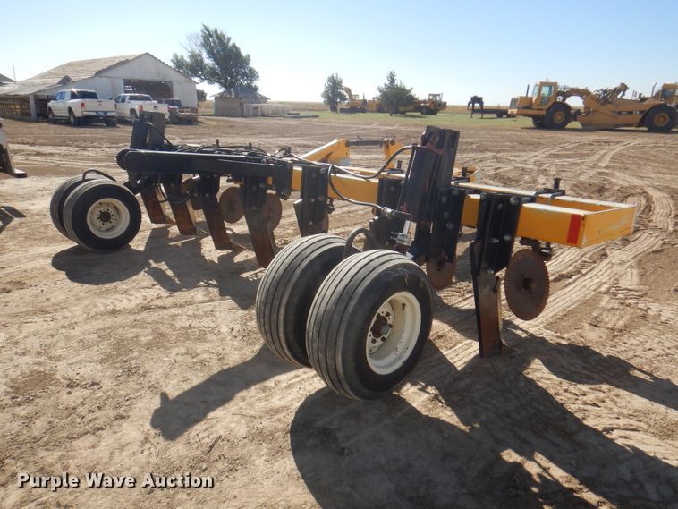 image for item DI5698 1997 Agri Products 77117S6R  in-line ripper