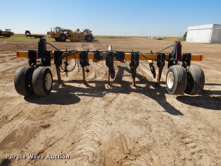 image for item DI5698 1997 Agri Products 77117S6R  in-line ripper