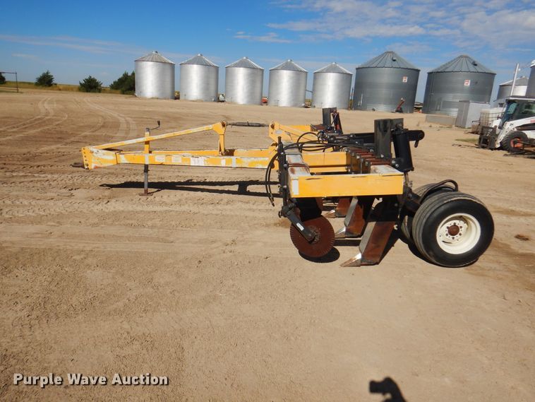 image for item DI5698 1997 Agri Products 77117S6R  in-line ripper