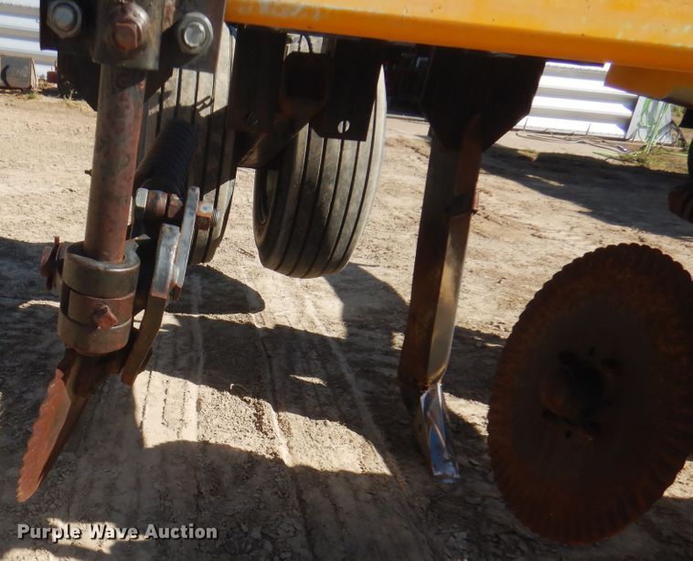 image for item DI5698 1997 Agri Products 77117S6R  in-line ripper