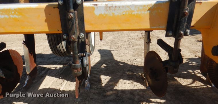 image for item DI5698 1997 Agri Products 77117S6R  in-line ripper