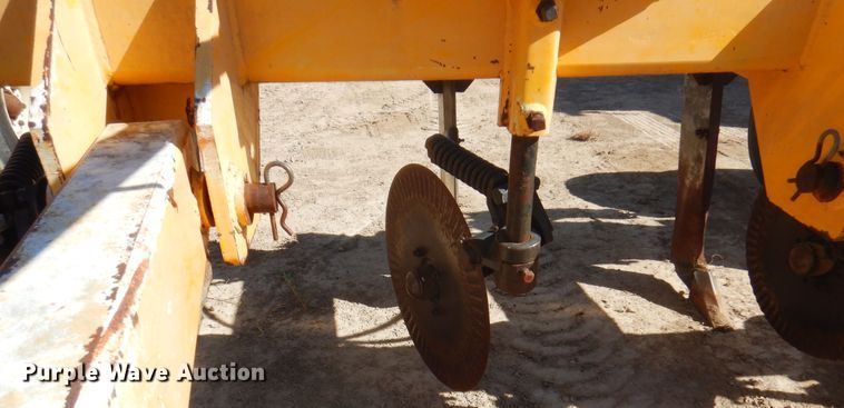 image for item DI5698 1997 Agri Products 77117S6R  in-line ripper