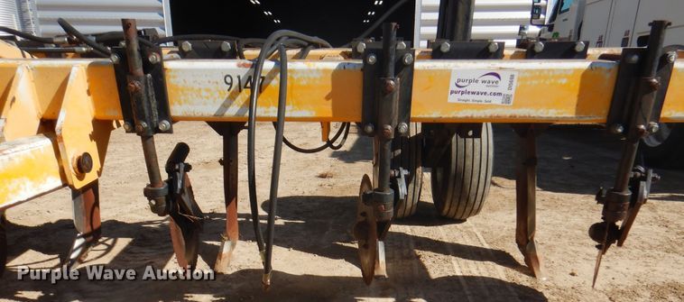 image for item DI5698 1997 Agri Products 77117S6R  in-line ripper