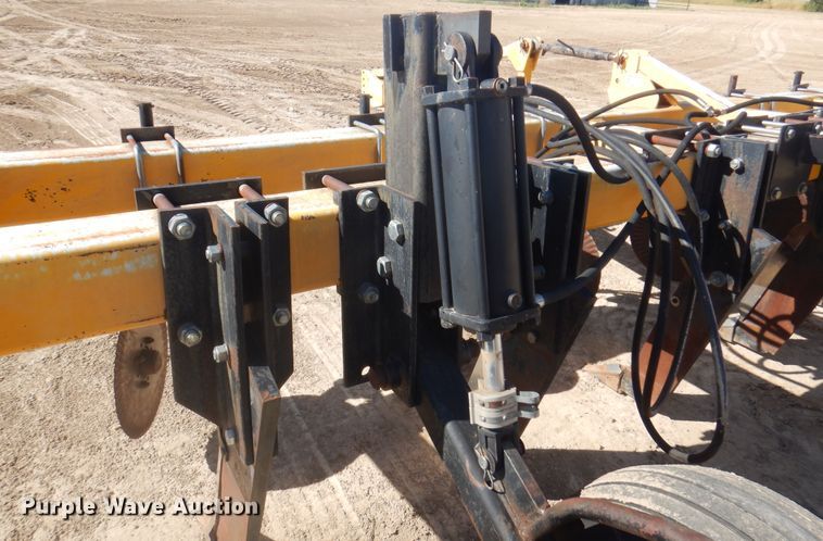 image for item DI5698 1997 Agri Products 77117S6R  in-line ripper