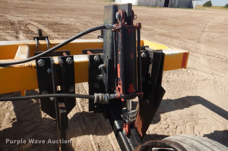 image for item DI5698 1997 Agri Products 77117S6R  in-line ripper